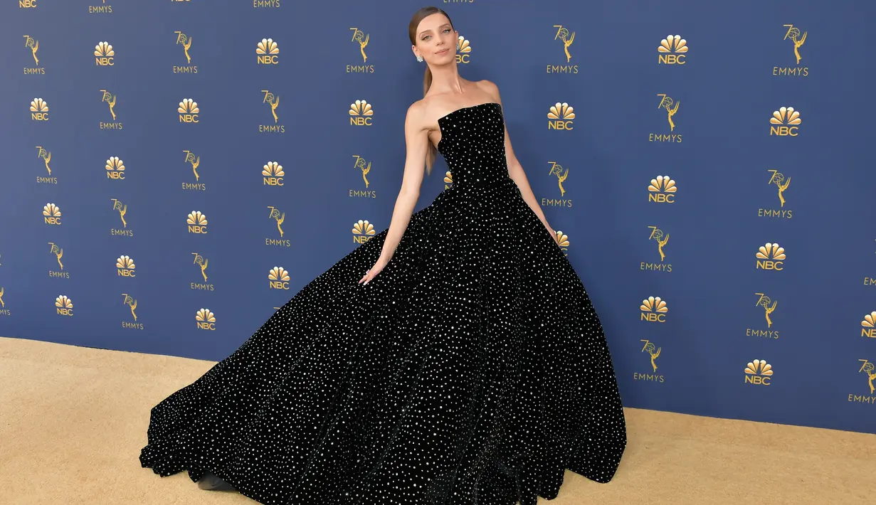 Angela Sarafyan pun menggunakan gaun dengan nuansa hitam di Emmy Awards 2018. Elegan banget ya! (NEILSON BARNARD / GETTY IMAGES NORTH AMERICA / AFP)