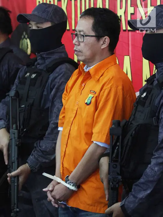 Mantan Plt Ketua PSSI Joko Driyono (tengah) saat diserahkan kepada Kejaksaan Agung di Polda  Metro Jaya, Jakarta, Jumat (12/4). Kasus Joko Driyono dilimpahkan ke Kejaksaan Agung karena berkas sudah P21. (merdeka.com/Imam Buhori)