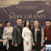 Panitia penyelenggara dan juri kecantikan Miss Grand Indonesia 2018 foto bersama usai keterangan pers di Jakarta, Jumat (6/7). Pemenang kontes kecantikan akan mengikuti Miss Grand Internasional. (Liputan6.com/Faizal Fanani)