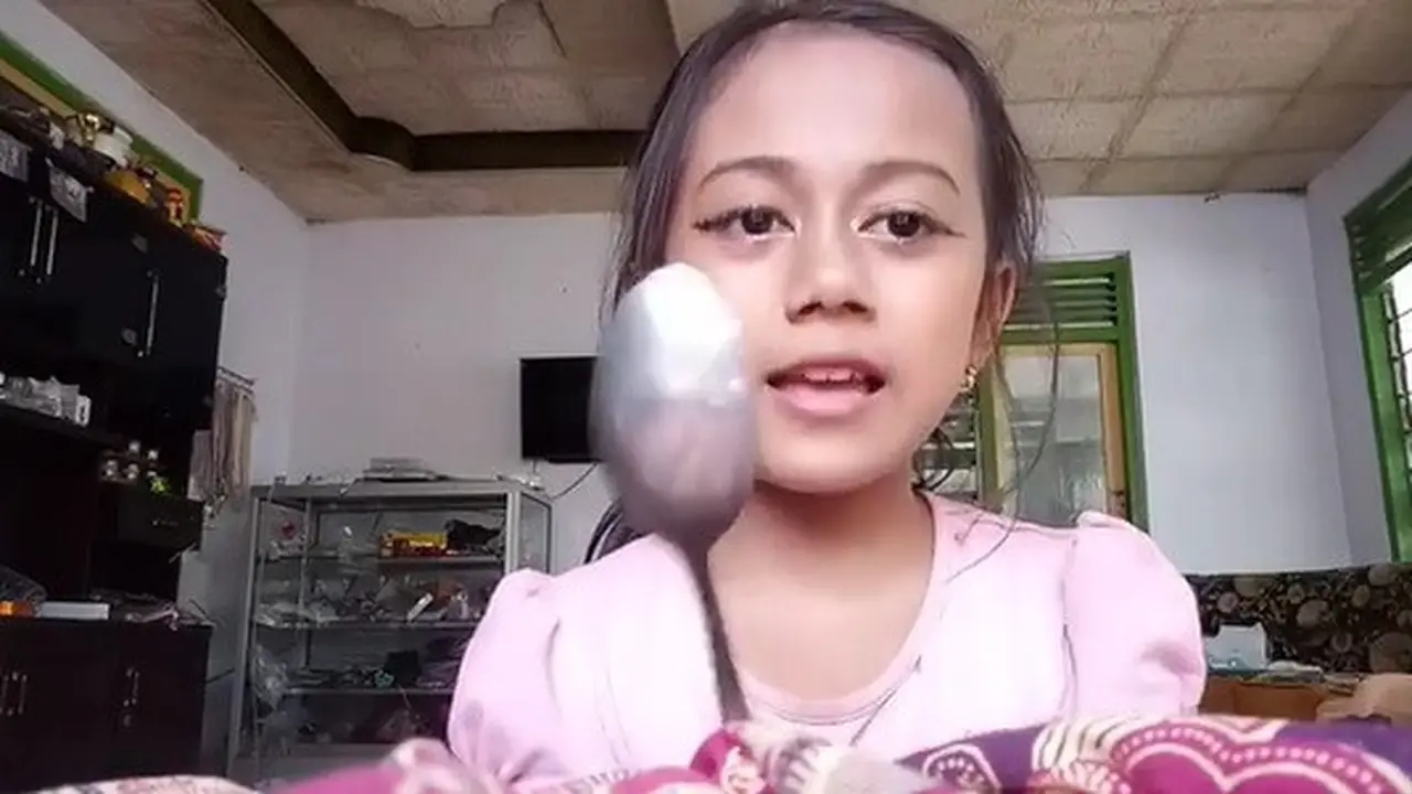 tutorial alis pakai sendok (foto: Instagram/@naylaqatrunnada_)