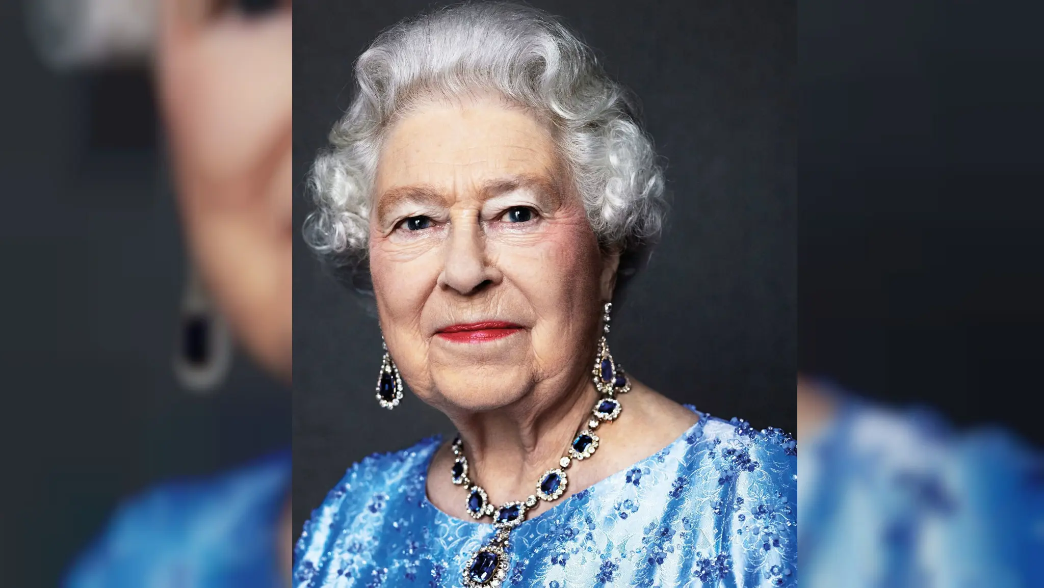Ratu Elizabeth II memakai perhiasaan safir hadiah pernikahan dari Raja George VI (David Bailey)