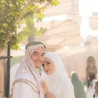 Suasana akad nikah yang khidmat ini semakin mempesona dengan pilihan busana mereka yang serasi dan elegan. [@putri_zulhas].