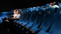 Penonton bioskop menunggu dimulainya sebuah film di teater dengan hanya segelintir orang, di bioskop Cineteca Nacional di Mexico City, Rabu (12/8/2020). Setelah ditutup hampir lima bulan akibat Corona, bioskop di ibu kota Meksiko dibuka kembali dengan kapasitas 30 persen (AP Photo/Rebecca Blackwell)