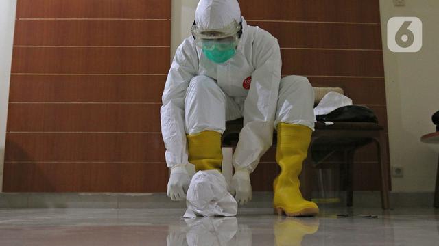 FOTO: Melihat Persiapan Dokter Memakai APD Tingkat 3