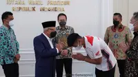 Wakil Presiden Ma'ruf Amin bertemu pembalap Moto3 GP, Mario Suryo Aji. Pertemuan tersebut berlangsung di Istana Wapres Jl. Medan Merdeka Selatan No. 6 Jakarta Pusat, Sabtu (22/1/2022).
