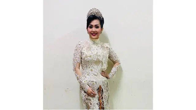 6 Potret Ratna Listy saat Pakai Kebaya, Memesona