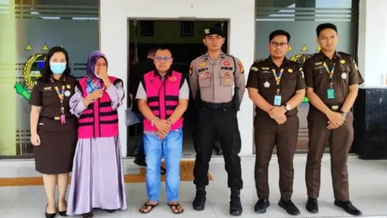Dua tersangka korupsi pupuk bersubsidi di Kabupaten Siak sebelum ditahan oleh jaksa.
