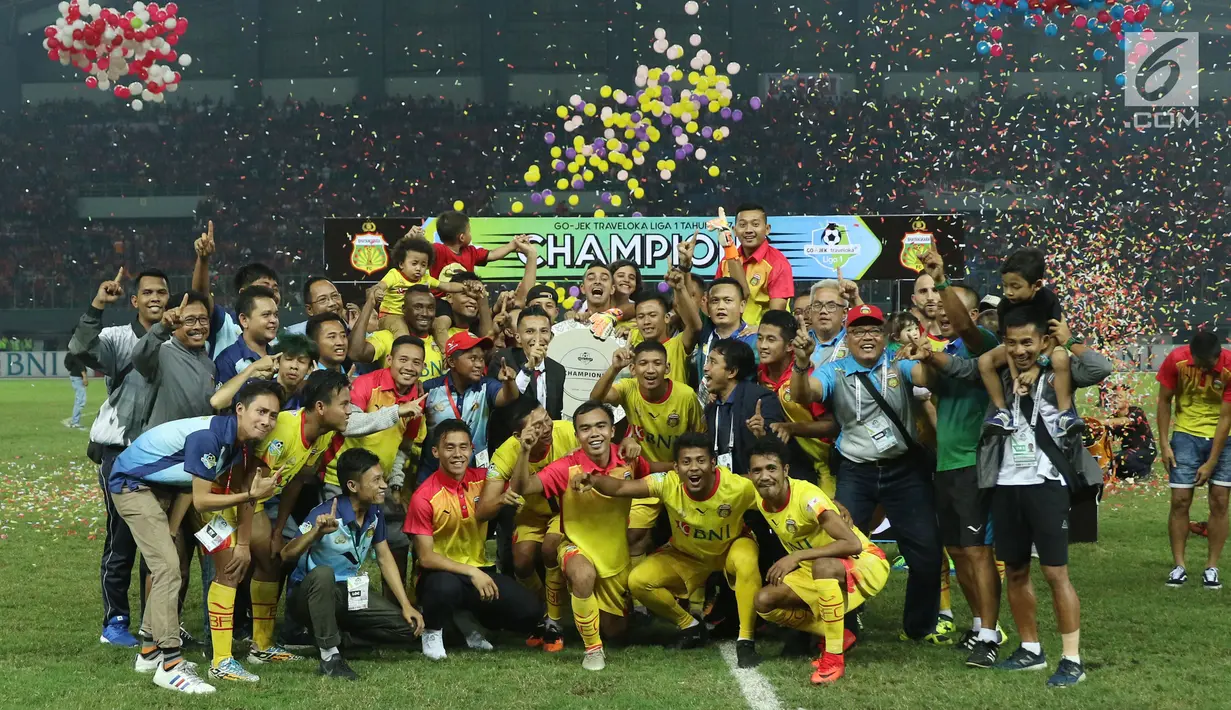 Pemain dan official Bhayangkara FC merayakan gelar juara Liga 1 Indonesia usai melawan Persija di Stadion Patriot Candrabhaga, Bekasi, Minggu (12/11). Bhayangkara FC meraih 68 poin dari 34 pertandingan. (Liputan6.com/Helmi Fithriansyah)