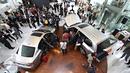 Sejumlah pengunjung melihat tampilan dalam LX 570 dan GS 200t saat peluncuran di Jakarta, Selasa (1/3/2016). Lexus LX 570 dijual Rp 3,015 M. Sedangkan GS 200t Luxury dilego Rp 1,185 M dan GS 200t F Sport Rp 1,245 M. (Liputan6.com/Immanuel Antonius)