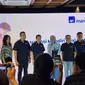 Direktur AXA Mandiri Rudi Nugraha, Presiden Direktur AXA Mandiri Handojo G, Chiki Fawzi, dan Luskito Hambali dalam Jumpa Pers Peluncuran “Asuransi Mandiri Flexi Proteksi” pada Selasa (10/10/2023) - (Liputan6.com/Vatrischa Putri Nur Sutrisno)