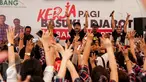 Giring Ganesha, pentolan Grup Band Nidji, bersama komedian Mongol menghibur warga dan relawan di Rumah Lembang, Jakarta, Rabu (1/2). Mereka menggelar aksi solidaritas sebagai bentuk dukungan kepada pasangan Ahok - Djarot. (Liputan6.com/Gempur M Surya)