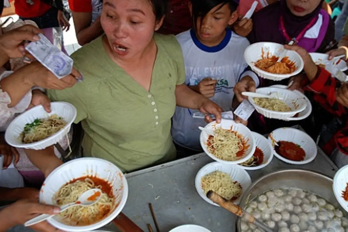 [Bintang] 5 Keisengan Orang-orang Saat Makan di Restoran, Kamu Bukan Nih?