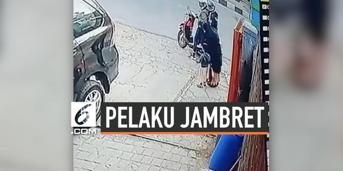 VIDEO: Dua Pelaku Jambret di Bandung Terekam CCTV