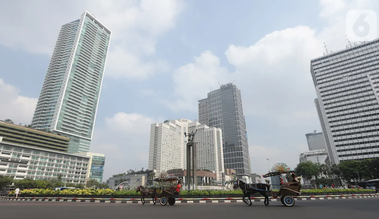 Suasana di kawasan Bundaran HI, Jakarta, Minggu (20/10/2019). Car Free Day (CFD) ditiadakan Minggu (20/10) ini dalam rangka pelantikan Presiden dan Wapres periode 2019-2024, Joko Widodo dan Ma'aruf Amin di Kompleks Parlemen, Senayan, Jakarta. (Liputan6.com/Herman Zakharia)