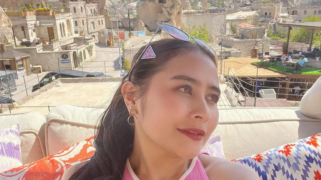 Cantiknya Potret Prilly Latuconsina Saat Naik Balon Udara di Cappadocia dengan Dress Pink, Harganya Cuma Rp500ribuan