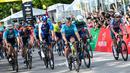 Pembalap sepeda Astana Qazaqstan, Mark Cavendish memacu sepedanya saat memulai Tour de France Criterium di Singapura pada Minggu, 10 November 2024. (AFP/Roslan Rahman)