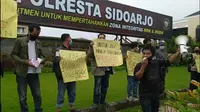 Sejumlah jurnalis demo di Polresta Sidoarjo. (Dian Kurniawan/Liputan6.com)