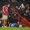 Patrick Dorgu saat menerima kartu merah di laga MU versus Ipswich Town di Liga Inggris 2024/2025. (Oli SCARFF / AFP)