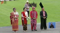 Para&nbsp;Pemenang Pakaian Adat Terbaik saat Upacara Hari Ulang Tahun ke-78 Republik Indonesia (HUT ke-78 RI) mendapatkan hadiah sepeda dari Presiden Joko Widodo atau Jokowi. (YouTube Sekretariat Presiden)