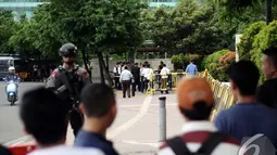 Sejumlah warga ikut menyaksikan proses pemeriksaan tas yang diduga bom oleh Tim Gegana, Jakarta, Senin (5/1/2015). (Liputan6.com/Faizal Fanani)
