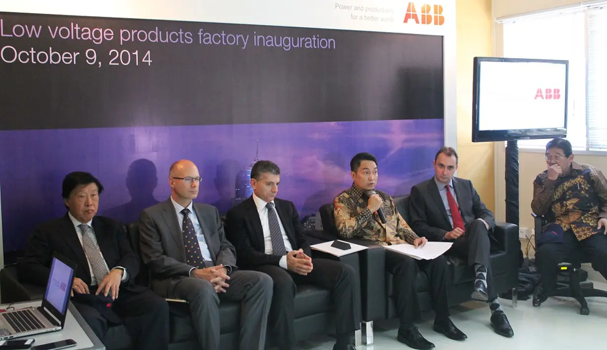 Roy Kosasih, Local Division Manager LP ABB in Indonesia sedang memberikan penjelasan tentang Pabrik Low Voltage Baru di Indonesia, Jawa Barat, Kamis (09/10/2014) (Dok.Humas ABB)