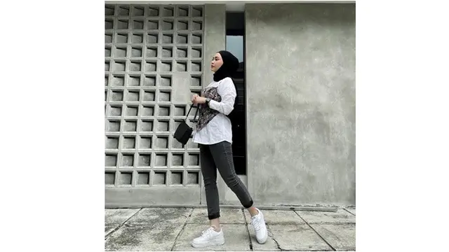 6 Potret Indah Ningtyas Istri Komika Rigen yang Jarang Tersorot, Memesona Berhijab