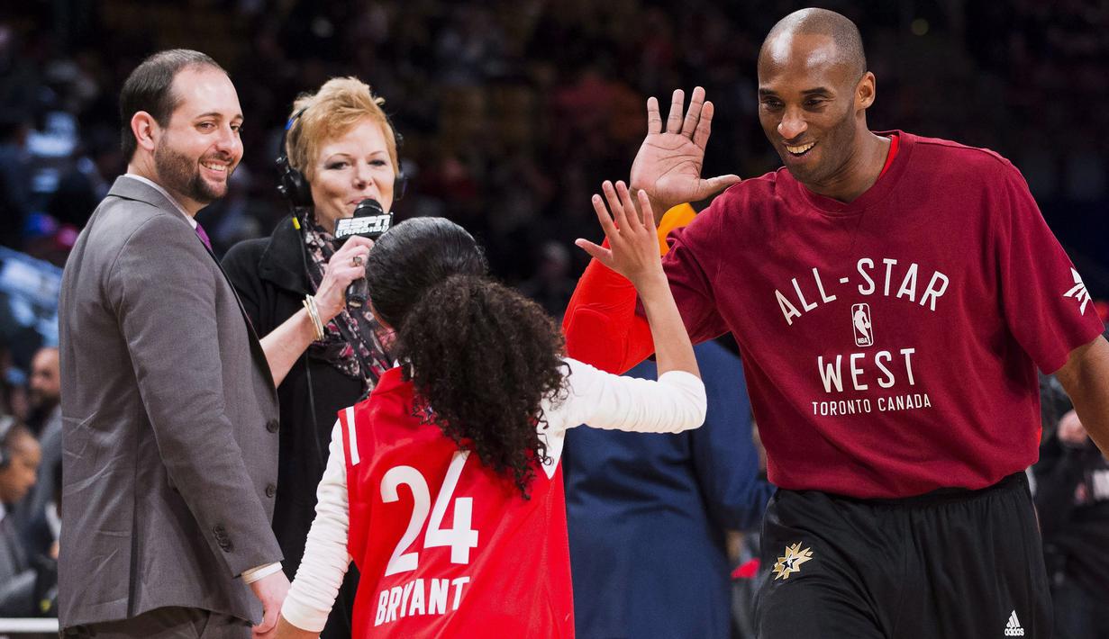 Pebasket LA Lakers, Kobe Bryant, mengajak putrinya, Gianna, untuk tos sebelum laga NBA All Stars di Toronto, Kamis (14/2/2016). (AP/Mark Blinch)