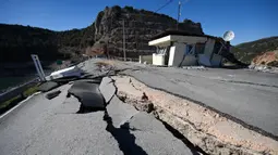 Kondisi jalan raya di distrik Pazarcik, kota Kahramanmaras, Turki pada Kamis 16 Februari 2023 setelah terjadinya gempa berkekuatan 7,8 magnitudo menghantam beberapa wilayah di Turki dan Suriah pada 6 Februari lalu. (OZAN KOSE/AFP)