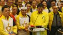 Ketum Golkar Airlangga Hartarto menyampaikan keterangan usai menyerahkan berkas pendaftaran bakal calon ketua umum Partai Golkar di Jakarta, Senin (2/12/2019). Munas Partai Golkar akan digelar 3 Desember 2019 dengan salah satu agendanya pemilihan ketum periode 2019-2024. (Liputan6.com/Johan Tallo)