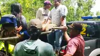 Aksi Polisi Nganjuk Tandu Wanita Melahirkan di Bojonegoro