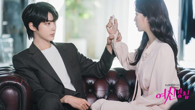 Hwang In Yeop dan Moon Ga Young dalam True Beauty (Foto: tvN).