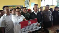 Mensos Santuni Ahli Waris Korban Longsor Sukabumi Rp 195 Juta (Liputan6.com/Ady Anugrahadi)