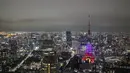 Menara Tokyo terlihat sebagian menyala sebagai tindakan penghematan energi di Tokyo, Selasa (22/3/2022).  Pemerintah Jepang memperingatkan potensi pemadaman karena kekurangan pasokan listrik akibat tutupnya beberapa pembangkit setelah gempa bumi besar pekan lalu. (Charly TRIBALLEAU/AFP)