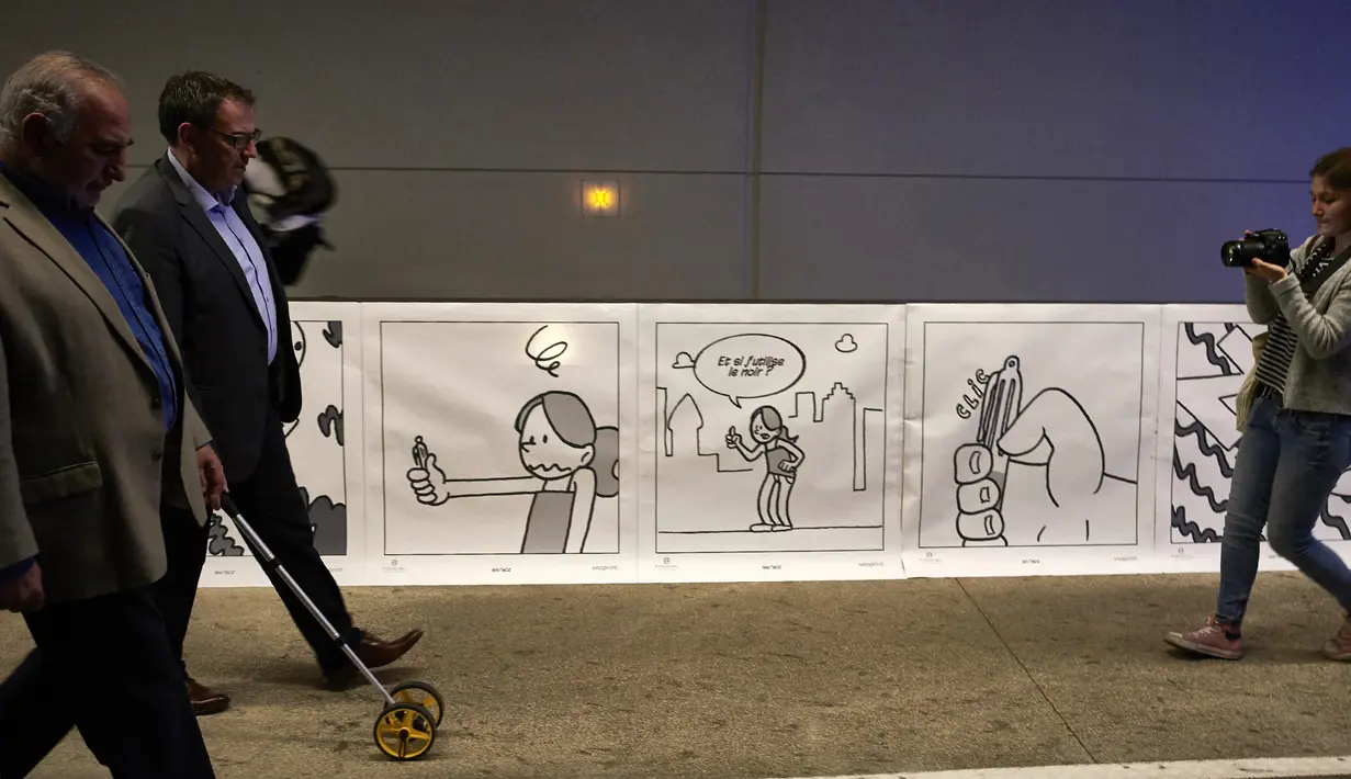 Komik strip yang digambar oleh mahasiswa seni dari kota Lyon dan Barcelona itu menceritakan tentang Lea dengan pena ajaibnya menjelajahi waktu dari Zaman Es ke tahun 10.000, Paris, Senin (23/5/2016). (AFP Photo/Jean Philippe)