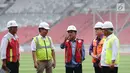 Wapres Jusuf Kalla (tengah) saat meninjau progres renovasi Stadion Utama GBK, Jakarta, Selasa (3/10). Menteri PUPR Basuki Hadimuljono memastikan, pembangunan infrastruktur Asian Games akan selesai sesuai target. (Liputan6.com/Helmi Fithriansyah)