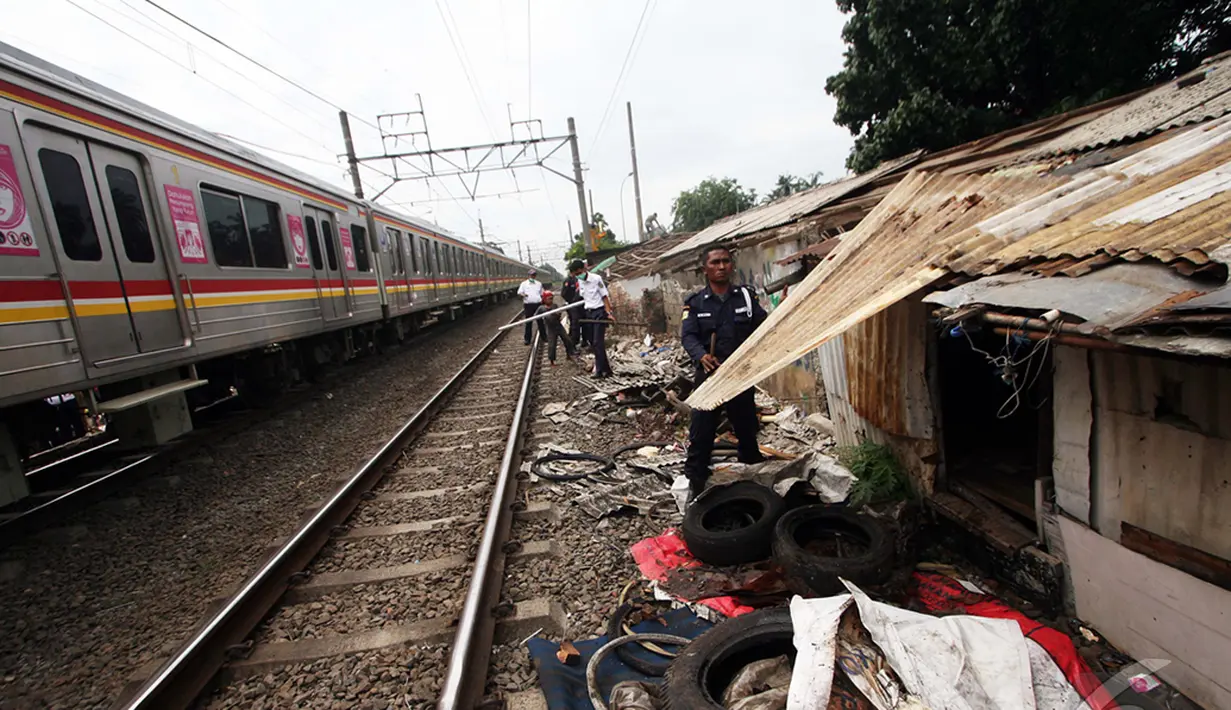 PT KAI dan Pemerintah Kotamadya Jakarta Selatan bekerjasama untuk membongkar bangunan liar di Bantaran Rel Stasiun Pasar Minggu,  Jakarta, Selasa (30/12/2014). (Liputan6.com/Faizal Fanani)