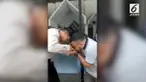 Kapolda Sulawesi Selatan mencium tangan seorang mahasiswa yang mampu melantunkan ayat suci Alquran dengan merdu.