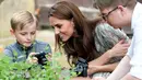 Duchess of Cambridge Kate Middleton melihat hasil foto seorang anak saat ikut serta belajar fotografi dengan Action for Children di Kingston upon Thames, Inggris (25/6/2019). (AFP Photo/Chris Jackson)