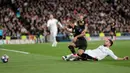 Pemain Real Madrid Dani Carvajal (kanan) melakukan pelanggaran terhadap pemain Manchester City Raheem Sterling pada leg pertama babak 16 Liga Champions di Stadion Santiago Bernabeu, Madrid, Spanyol, Rabu (26/2/2020). Manchester City menang 2-1. (AP Photo/Bernat Armangue)