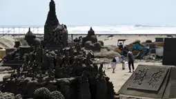 Keindahan beraneka macam bentuk patung pasir di pameran Asahi Sand Sculpture, Yasashigaura, pantai Asahi ,Tokyo, Sabtu (11/7/2015). Pameran ini digelar mulai Senin (6/7) lalu. (AFP PHOTO/Toshifumi Kitamura)