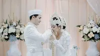 Pernikahan Adzana Bing Slamet dan Rizky Alatas. (Instagram/velikiphoto)