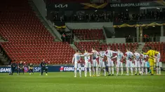 Ada pemandangan tak biasa pada laga leg kedua perempat final Liga Europa antara Slavia Praha menjamu Arsenal. (Photo by Michal Cizek / AFP)