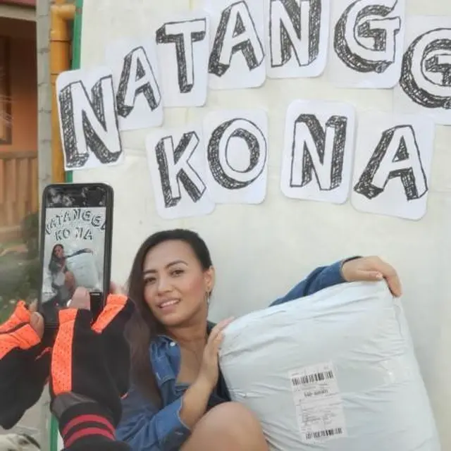 7 Potret Nyeleneh Orang Difoto Saat Terima Paket, Ada yang Siapkan Background