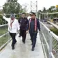Menteri PUPR meresmikan  Jembatan Gantung Sungai Ensilat di Kabupaten Kapuas Hulu, Kalimantan Barat (dok: PUPR)