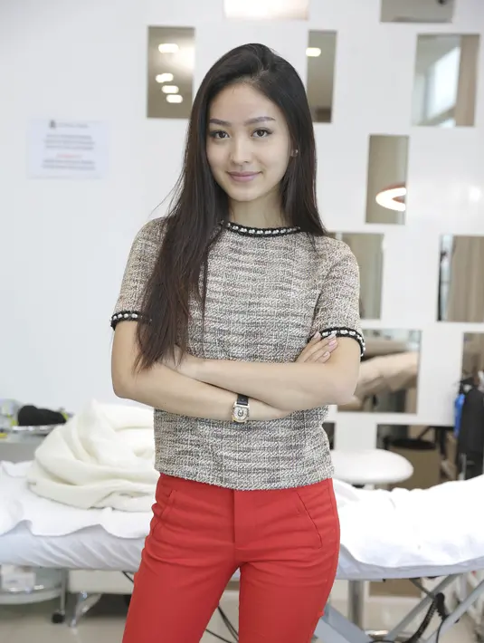 Natasha Wilona kerap tampil kasual dengan makeup tipis natural. Namun, siapa sangka pada 2017 lalu, ia masuk dalam jajaran 100 wanita tercantik sedunia enurut TC Candler (Kapanlagi/Budy Santoso)