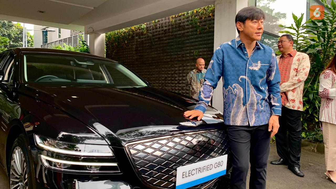 Shin Tae-Yong Bawa Pulang Genesis Electrified G80