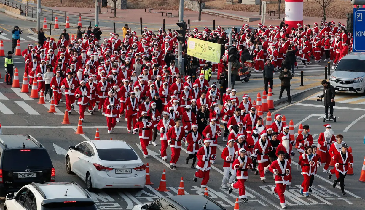 Peserta yang mengenakan kostum Sinterklas mengikuti lomba lari maraton dalam acara Santa Run 2019 di Goyang, Korea Selatan, Sabtu (7/12/2019). Sekitar 2.000 peserta berpartisipasi dalam lomba marathon lari 5 kilometer dan 10 kilometer. (AP Photo/Lee Jin-man)