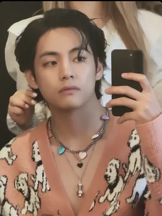 Tampilan Kim Taehyung aka V BTS Selama di Paris,credit: Instagram @thv