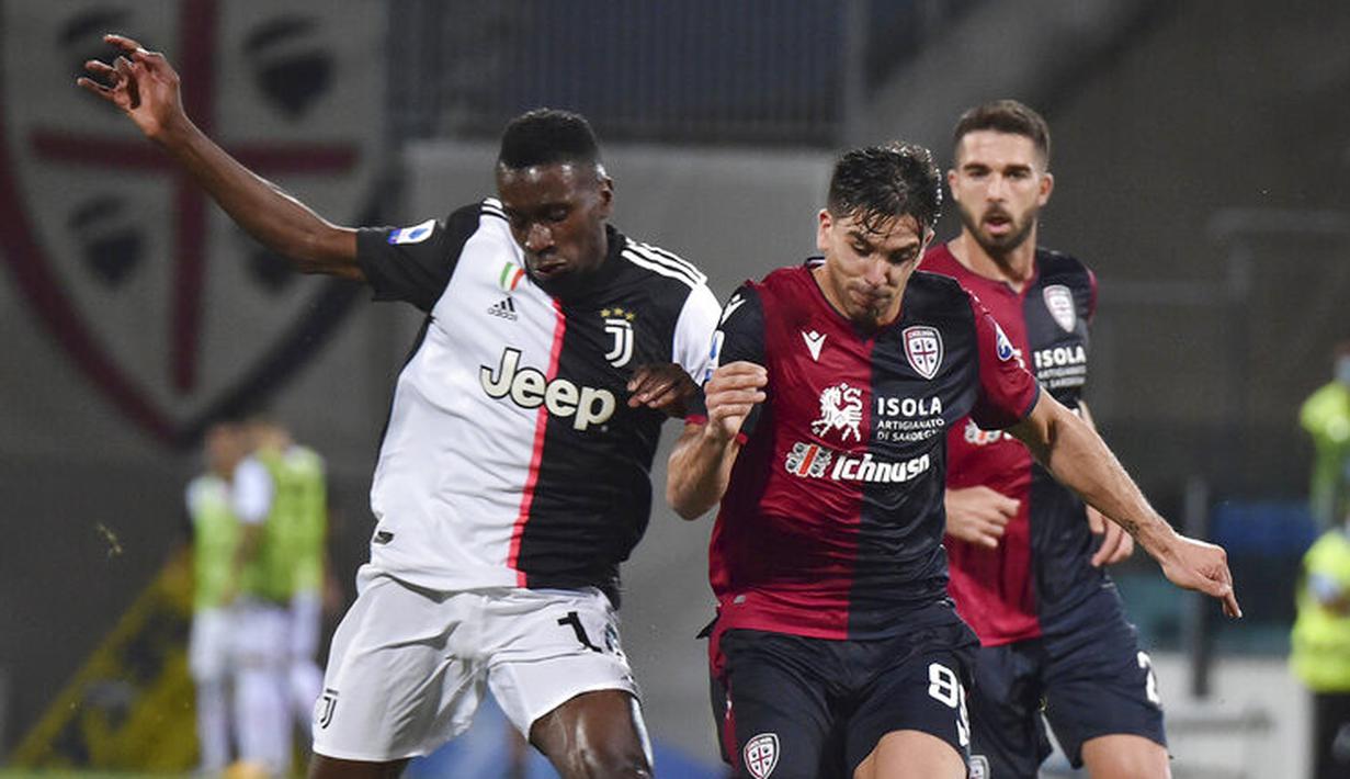 Pemain Cagliari, Giovanni Simeone, berebut bola dengan pemain Juventus, Blaise Matuidi, pada laga Serie A di Stadion Sardegna, Rabu (29/7/2020). Cagliari menang 2-0 atas Juventus. (Alessandro Tocco/Lapresse via AP)