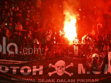 Ribuan suporter Persib Bandung atau yang akrab disapa Bobotoh menyalakan flare usai  pertandingan antara Persib Bandung vs Arema  FC di GBLA, Sabtu (15/04/2017). Kehadiran mereka untuk membakar semangat skuad Maung Bandung. (Bola.com/M Iqbal Ichsan)